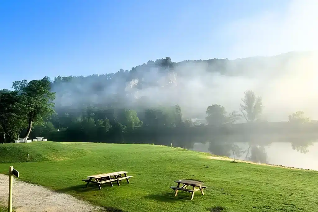 bord de la riviere et brume scaled
