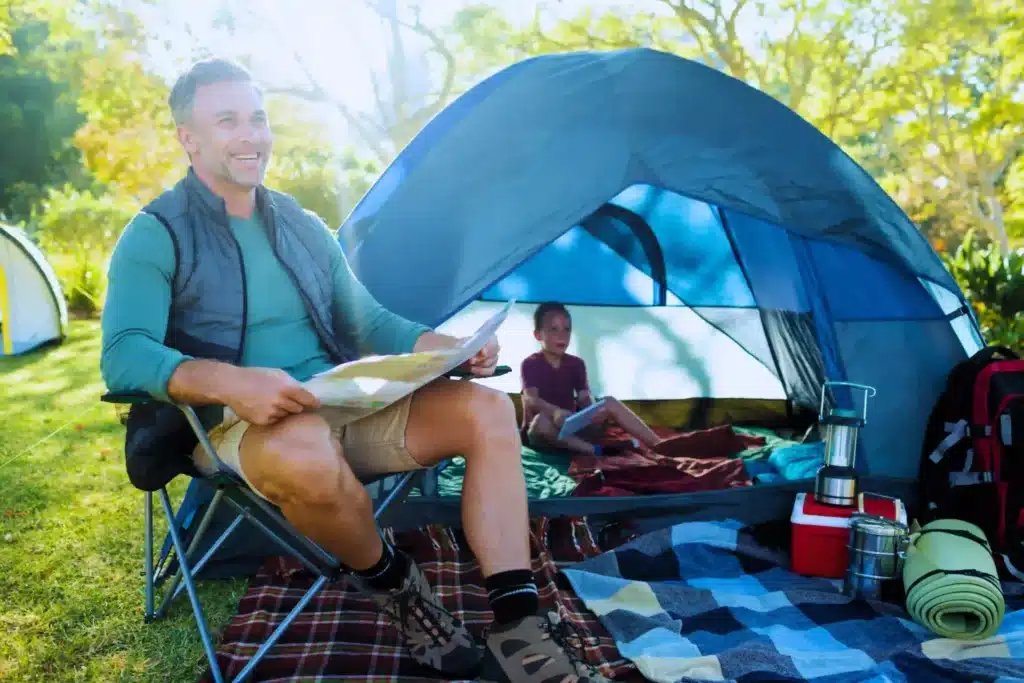 man leest voor een geschaalde tent