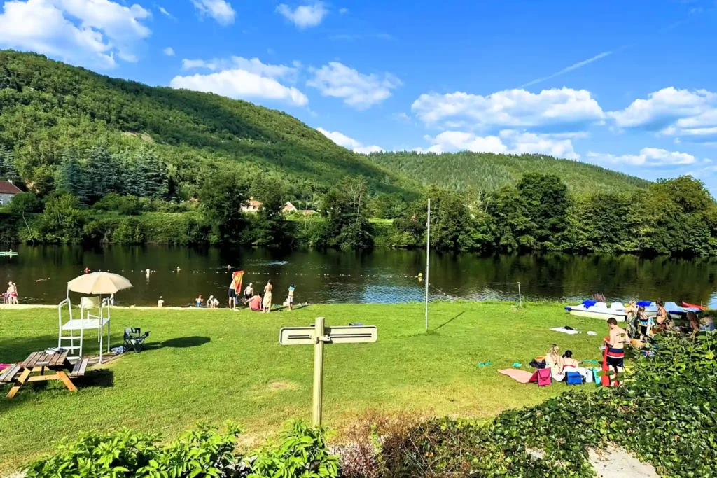 personnes sur le bord de la riviere
