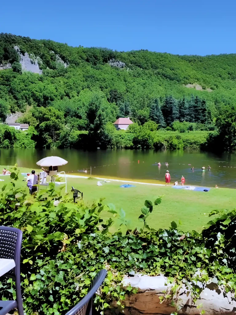vue sur la riviere et la montagne