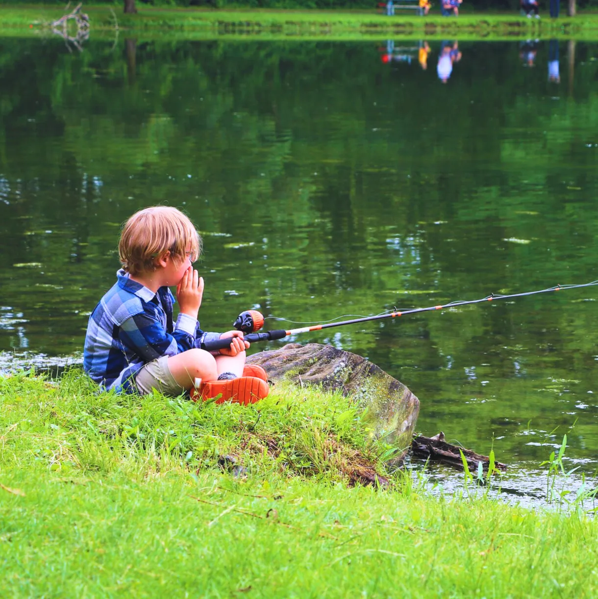 enfant pechant dans la riviere carre