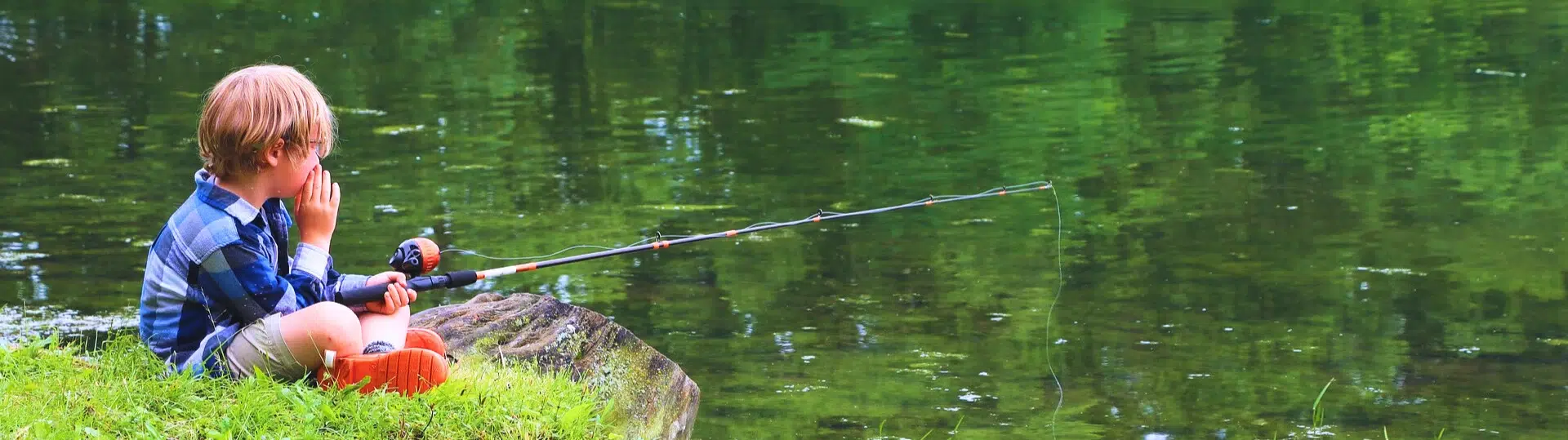 kind aan het vissen in de rivier