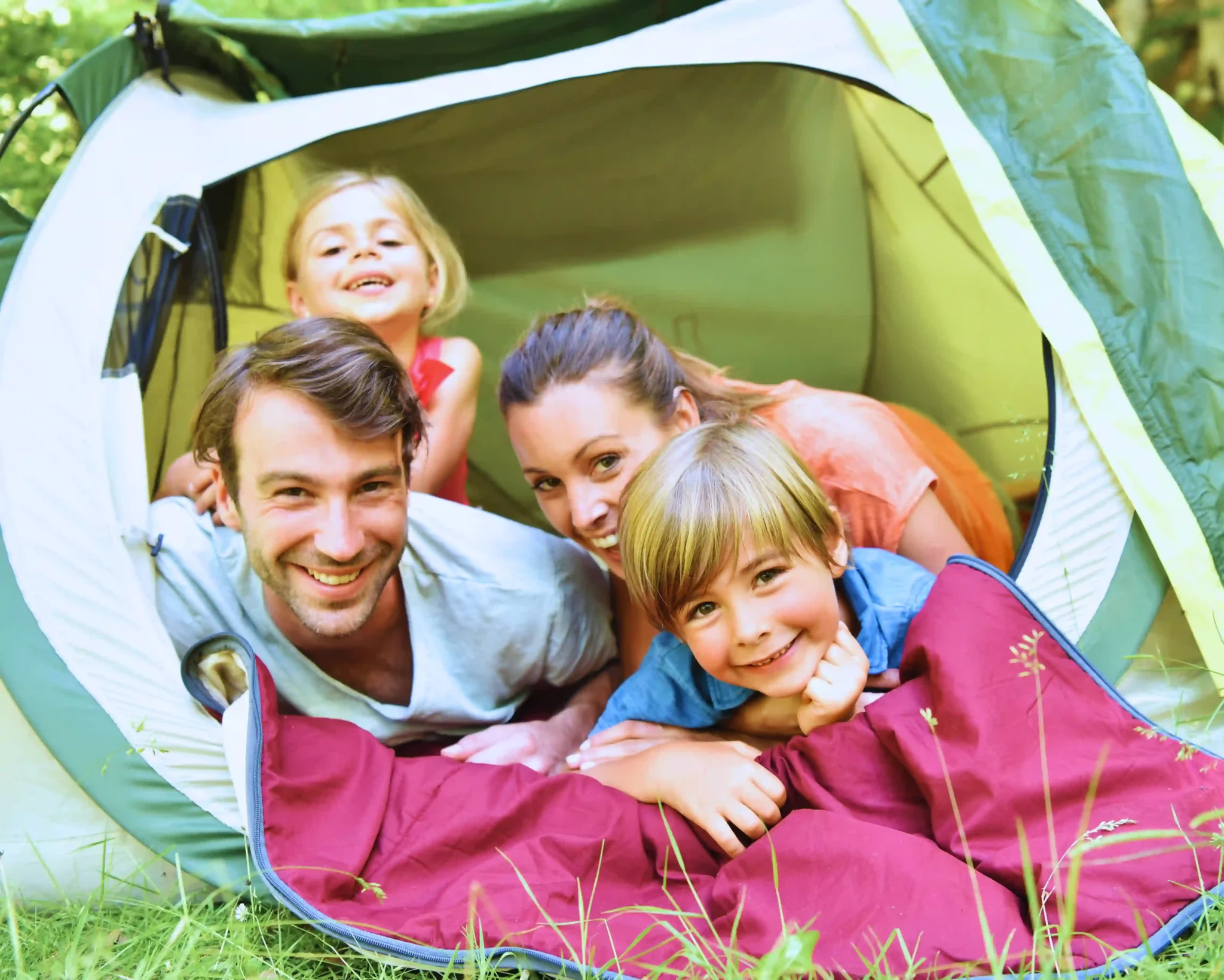 famille souriante dans une tente 2